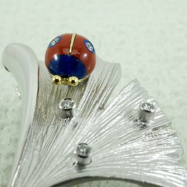 K18 ホワイトゴールド ダイヤモンド テントウムシと銀杏 ブローチ(9.5 g) 日本製